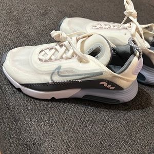 Air max 2090. NWY Deadstock White & Ghost grey size 6 or kids 4 1/2